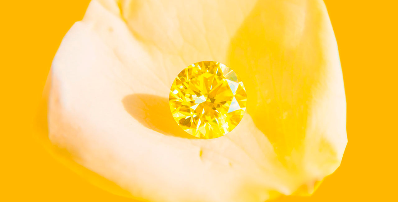 Yellow diamond - A gorgeous ff fancy intense yellow round brilliant diamond that shines like the sun. gelber runder Brilliant als Schmuckstück