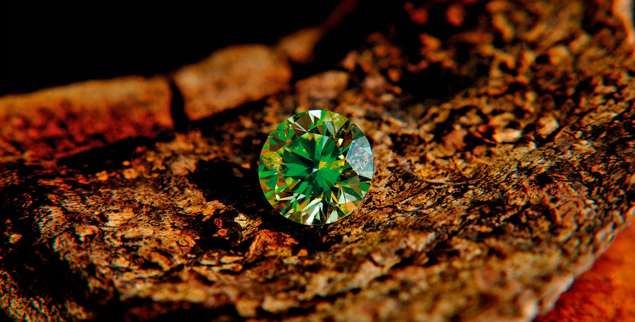 GREEN DIAMOND - A very special present of nature -a ff fancy green roud brilliant shaped diamond. natürlicher grüner Diamant im Brilliantschliff